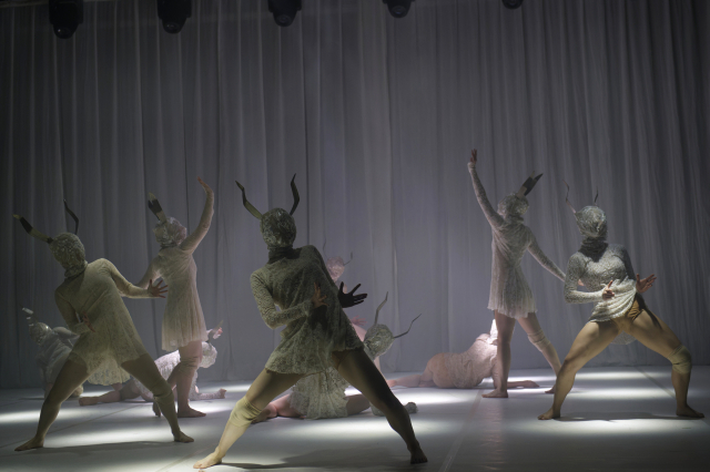 '노 매터'(No Matter) 3부작 중 첫 번째 작품인 '하얀 밤’(Nuits Blanches) 공연 모습. 이 작품은 에르베 쿠비가 10명의 여성 무용수로만 구성해 선보였다. 팔레 드 페스티벌(칸) 제공