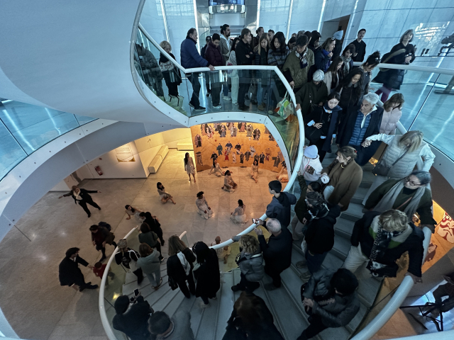 프랑스 니스의 아시아예술박물관에서 ‘장소 특정적’인 공연으로 '노 매터'(No Matter)를 선보이자 무용수를 따라 관객들이 이동하고 있다. 니스(프랑스)=김은영 기자 key66@