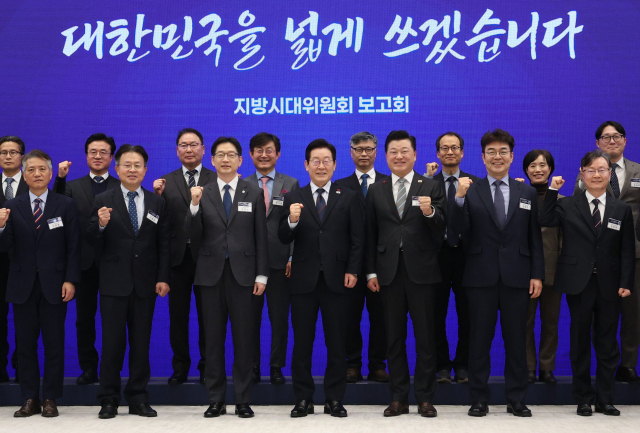 이재명 대통령이 8일 용산 대통령실 청사에서 열린 지방시대위원회 보고회에서 참석자들과 기념촬영을 하고 있다. 연합뉴스