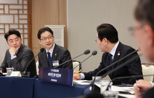이재명 대통령이 8일 용산 대통령실 청사에서 열린 지방시대위원회 보고회에서 김경수 위원장 발언을 듣고 있다. 연합뉴스