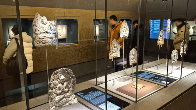 관람객들이 경북 경주시 국립경주박물관 신라역사관을 둘러보고 있다. 남태우 기자