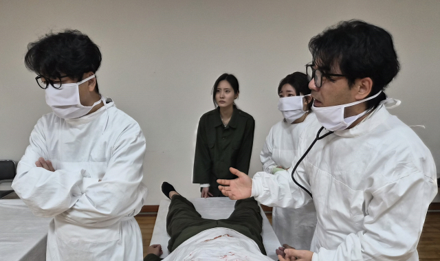 극단 에저또가 봉생기념병원 설립자 김원묵 박사의 삶을 통해 의술의 의미를 묻는 창작극 '등불의 길, 그 빛을 따라' 초연 무대를 갖는다. 극단 에저또 제공