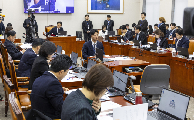 국회 교육위원회 김영호 위원장이 9일 국회에서 열린 교육위원회 전체 회의에서 상정된 법안을 처리하고 있다. 이날 교육위에서는 유아교육법과 학교급식법 개정안 등 12개 법안이 여야 합의 처리됐다. 연합뉴스
