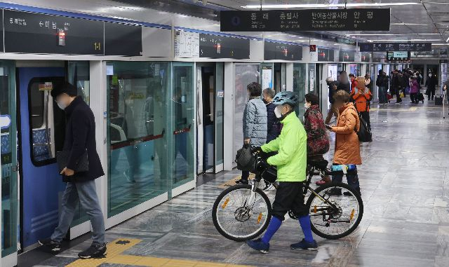 내년부터 부산 도시철도 이용 시 리튬 배터리 탑재 개인형이동장치(PM)과 160Wh(와트시) 이상 보조 배터리를 반입할 수 없다. 사진은 지난 3월 부산 도시철도 4호선 미남역에서 시민들이 전동차에 탑승하는 모습. 부산일보DB