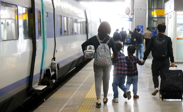 부산~서울 기차편이 급증하는 이용객 수요를 따라잡지 못해 이용객들이 큰 불편을 겪고 있다. 부산역에서 시민들이 열차를 타기 위해 승강장을 걸어가고 있다. 부산일보DB