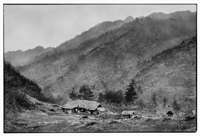 강운구 사진가 대표작 중 하나인 충청북도 괴산군 연풍면(새재) 1970. ⓒ강운구, 고은사진미술관 제공