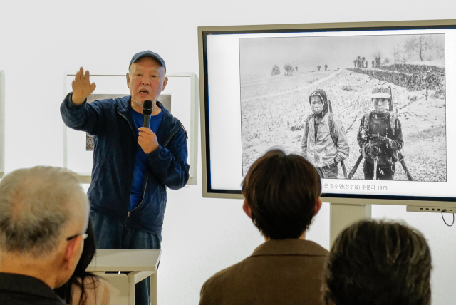 지난 9월 사진전 개관에 맞춰 부산을 찾은 강운구 사진가. 고은사진미술관 제공