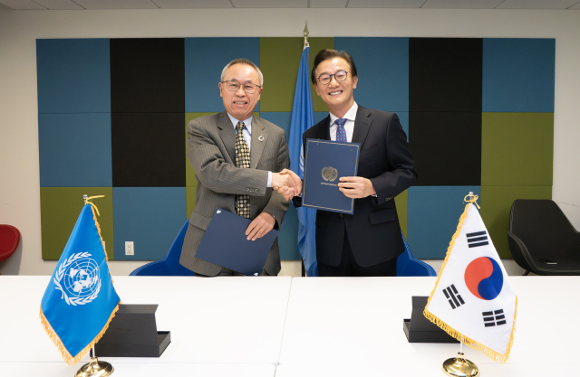 전재수 해양수산부 장관이 9일(현지시간) 유엔본부에서 유엔경제사회국(DESA) 담당자와 제4차 유엔해양총회의 성공적 개최를 위한 포괄적 협력을 골자로 하는 양해각서(MOU)를 체결한 후 기념 촬영을 하고 있다. 해수부 제공