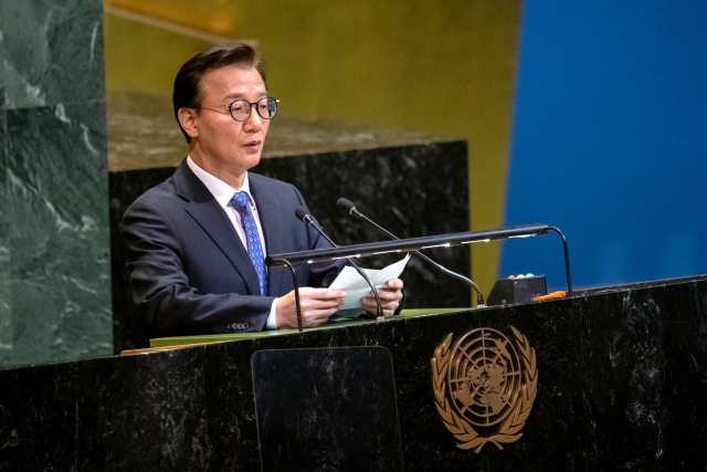 9일(현지시간) 미국 뉴욕 유엔본부에서 열린 유엔총회 결의로 2028년 6월 제4차 유엔해양총회(UNOC)의 대한민국 개최가 확정됐다. 전재수 해양수산부 장관이 유엔본부에서 발언하고 있다. 해수부 제공