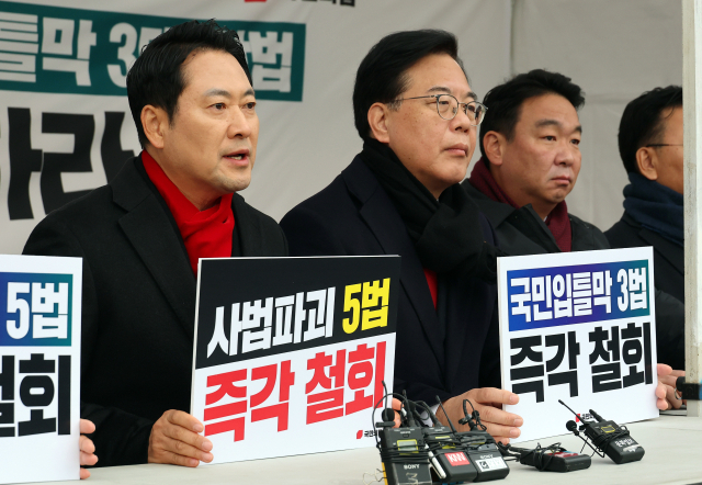 국민의힘 장동혁 대표가 10일 국회 본청 앞 더불어민주당의 쟁점 법안 추진을 저지하기 위한 천막 농성장에서 발언하고 있다. 국민의힘은 이른바 '8대 악법' 저지 시점까지 농성을 이어갈 방침이다. 연합뉴스