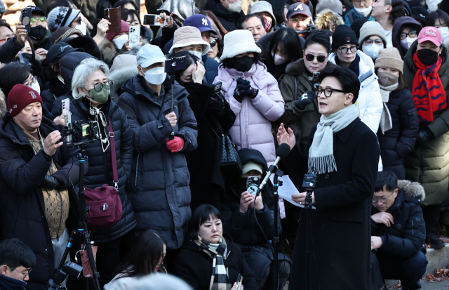 국민의힘 한동훈 전 대표가 지난 3일 서울 여의도 국회도서관 앞에서 12·3 비상계엄 1주년 관련 기자회견을 하고 있다. 연합뉴스