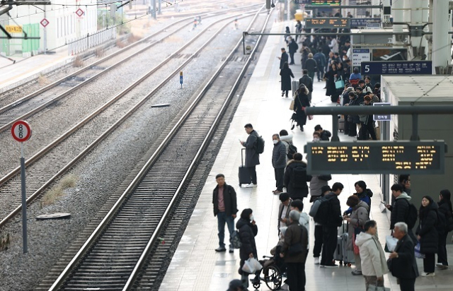 한국철도공사(코레일)가 설 연휴를 앞두고 오는 15일부터 ‘2026년 설 연휴 승차권 예매’를 시행한다고 7일 밝혔다. 사진은 서울역에서 시민들이 열차를 기다리고 있는 모습. 연합뉴스