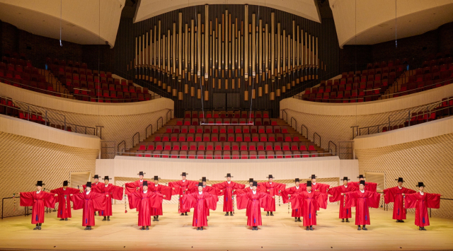 크라운해태 임직원들이 만든 ‘제6회 크라운해태 한음회’가 10일 부산 부산진구 부산콘서트홀에서 열렸다. 크라운해태제과 제공