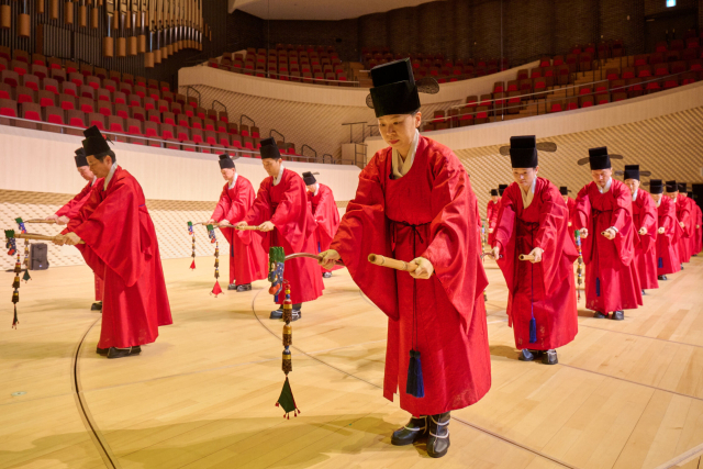 크라운해태 임직원들이 만든 ‘제6회 크라운해태 한음회’가 10일 부산 부산진구 부산콘서트홀에서 열렸다. 크라운해태제과 제공