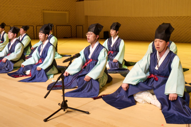 크라운해태 임직원들이 만든 ‘제6회 크라운해태 한음회’가 10일 부산 부산진구 부산콘서트홀에서 열렸다. 크라운해태제과 제공