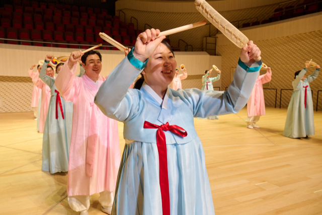 크라운해태 임직원들이 만든 ‘제6회 크라운해태 한음회’가 10일 부산 부산진구 부산콘서트홀에서 열렸다. 크라운해태제과 제공