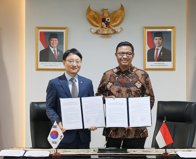 임광현 국세청장과 비모 위자얀토 인도네시아 국세청장이 양해각서를 체결한 후 기념 촬영을 하고 있다. 국세청 제공