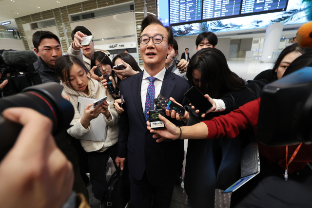 전재수 해양수산부 장관이 11일 '유엔해양총회' 유치 활동을 마치고 귀국하며 취재진의 질문에 답변하고 있다. 연합뉴스