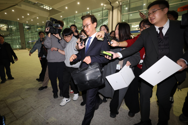 전재수 해양수산부 장관이 11일 '유엔해양총회' 유치 활동을 마치고 귀국해 취재진 질문을 받으며 이동하고 있다. 전재수 장관은 이날 사의를 표명했다. 연합뉴스