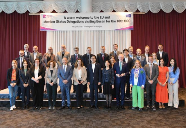 지난 4월 부산 해운대구 벡스코에서 개최된 ‘제10차 아워오션컨퍼런스’ 참가자들이 기념 촬영을 하고 있다. 부산시 제공