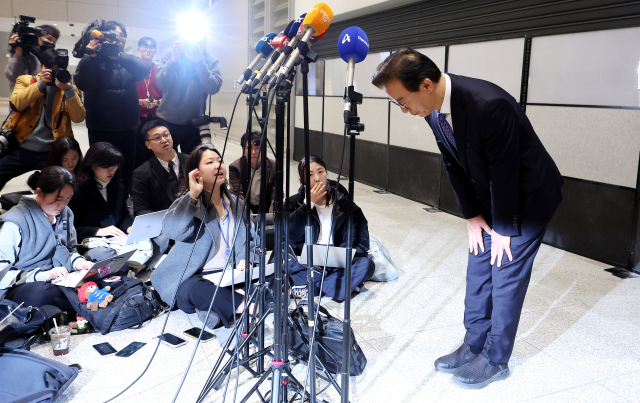 전재수 해양수산부 장관이 11일 '유엔해양총회' 유치 활동을 마치고 귀국해 입장을 밝힌 뒤 인사하고 있다. 전재수 장관은 이날 사의를 표명했다. 연합뉴스