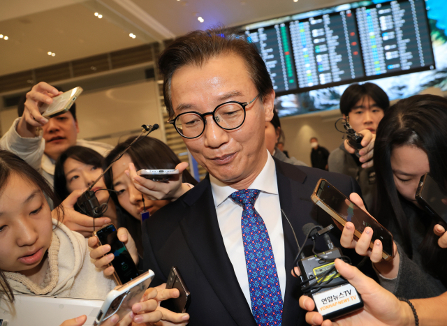 전재수 해양수산부 장관이 11일 '유엔해양총회' 유치 활동을 마치고 귀국해 취재진 질문을 받으며 이동하고 있다. 전재수 장관은 이날 사의를 표명했다. 연합뉴스