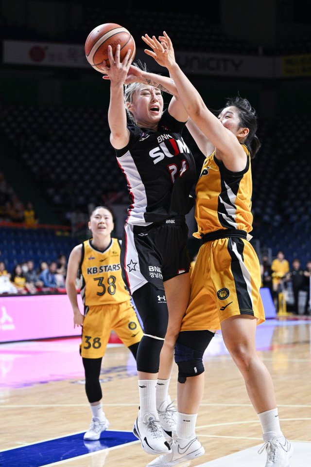 부산 BNK의 김소니아(가운데)가 지난 10일 부산 사직실내체육관에서 열린 BNK금융 2025-2026 여자프로농구 KB 국민은행과의 경기에서 리바운드 다툼을 벌이고 있다. WKBL 제공