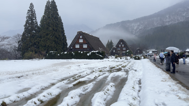 눈 덮인 일본 기후현 시라카와고 마을 전경. 패잔병이 만든 마을이라는 역사와 12세기 건축 양식을 유지·활용하고 있어 세계적인 문화 도시이자 관광지로 발돋움했다. 김현우 기자 khw82@