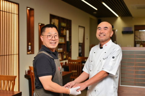 김동섭 대표와 와키타 다이사쿠 셰프. 블로거 ‘울이삐’ 제공