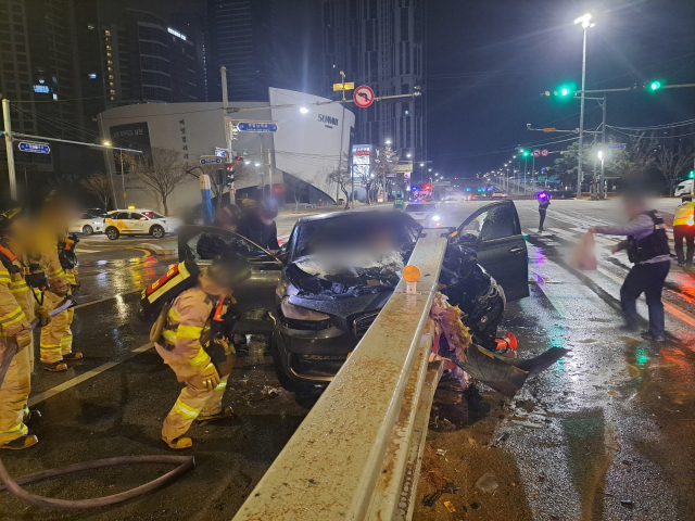 13일 오전 1시 32분께 부산 해운대구 우동의 한 도로에서 만취 상태인 운전자가 몰던 차량이 중앙분리대를 들이받았다. 부산 해운대경찰서 제공