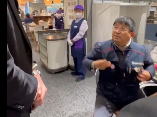 백화점 보안요원에 항의하는 이김춘택 사무장. X 캡처. 연합뉴스