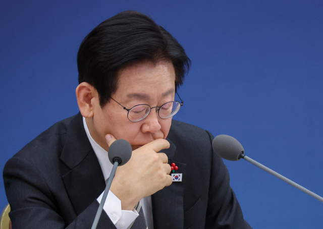 이재명 대통령이 12일 세종시 정부세종컨벤션센터에서 열린 교육부·국가교육위원회·법제처 업무보고에서 자료를 보며 보고를 경청하고 있다. 연합뉴스