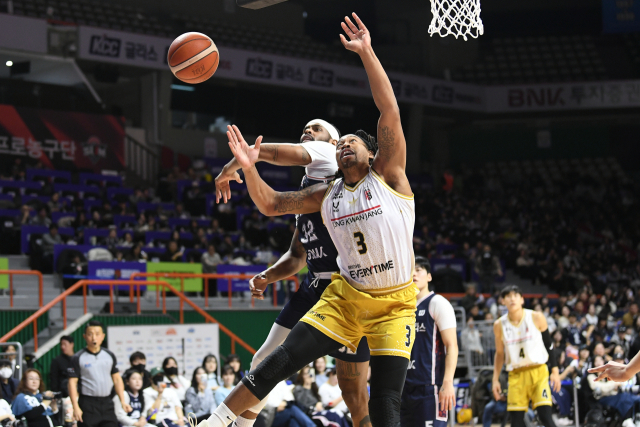 부산 KCC의 에르난데스(왼쪽)이 14일 부산 사직실내체육관에서 열린 2025-2026 LG전자 프로농구 정규리그 정관장과의 홈 경기에서 상대 선수의 슛을 막아내고 있다.KBL 제공