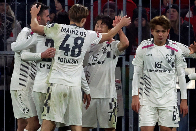 15일(한국 시간) 독일 뮌헨의 알리안츠 아레나에서 열린 2025-2026 독일 분데스리가 14라운드 바이에른 뮌헨과의 맞대결에서 후반 22분 해더골을 터트리고 기뻐하는 이재성(오른쪽에서 두 번째). AFP연합뉴스