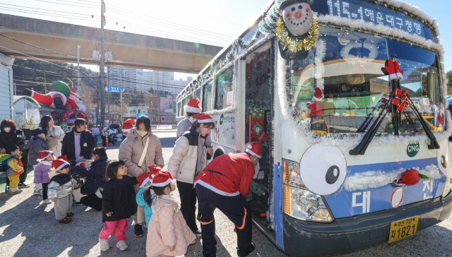 지난해 12월 24일 해운대구 반송동 YMCA어린이집 원생들이 산타버스에 탑승하고 있다. 주형민 씨 제공