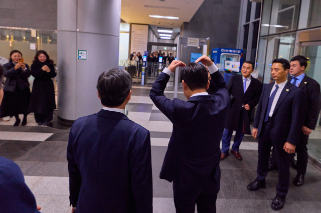 대통령실은 이재명 대통령이 16일 세종시 부처 업무보고를 마친 뒤 소방청 119 종합상황실과 국세청을 방문해 직원들을 격려했다고 전했다. 사진은 국세청에서 이재명 대통령이 손하트로 인사하는 모습. 연합뉴스