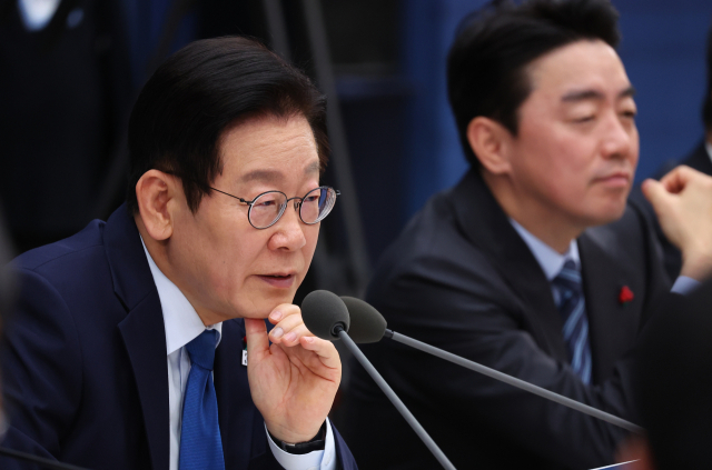 이재명 대통령이 17일 정부세종컨벤션센터에서 열린 산업부·지식재산처·중소벤처기업부 업무보고에서 참석자 발언을 듣고 있다. 오른쪽은 강훈식 비서실장. 연합뉴스