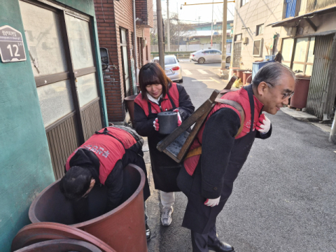 이정실 부산관광공사 사장 외 직원 연탄나눔 봉사활동 현장사진.