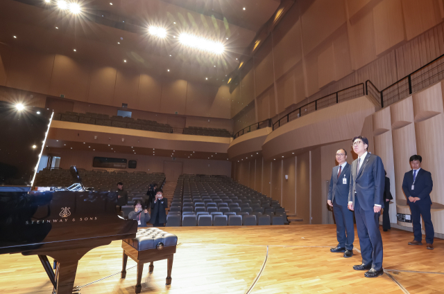 박형준 부산시장이 17일 부산 강서구 명지동 낙동아트센터에서 송필석 관장의 개관 준비상황 브리핑을 듣고 있다. 김종진 기자 kjj1761@