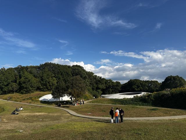일본 데시마 섬에서 만날 수 있는 데시마 미술관(오른쪽 하얀색 건물)과 같은 모양을 본뜬 그 옆의 데시마 미술관 숍&카페. 김은영 기자 key66@