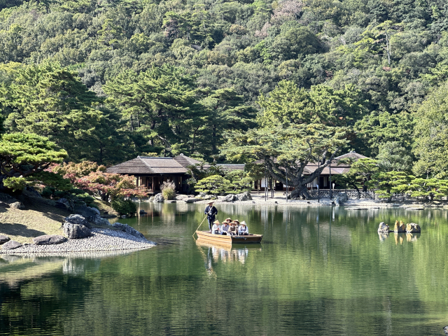 세토우치 국제예술제 섬들로 가는 주요 관문 항구이며, 많은 관광객이 찾는 거점 도시 다카마쓰의 리쓰린공원. 김은영 기자 key66@