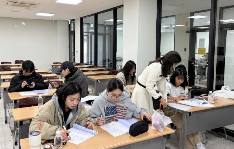 김해대 김미진 교수의 특강에 집중하는 외국인 유학생.
