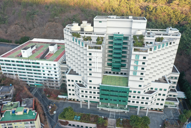 보건복지부는 18일 건강보험정책심의위원회 소위원회 회의를 열고 침례병원 공공병원화 안건을 심의했다. 금정구 침례병원 전경. 김종진 기자 kjj1761@