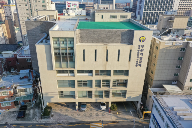 통일교 금품 수수 의혹을 수사하고 있는 경찰이 19일 전재수 전 해양수산부 장관을 소환 조사한다. 통일교 부산교구본부인 부산 동구 초량동 부산가정교회 전경. 김종진 기자 kjj1761@