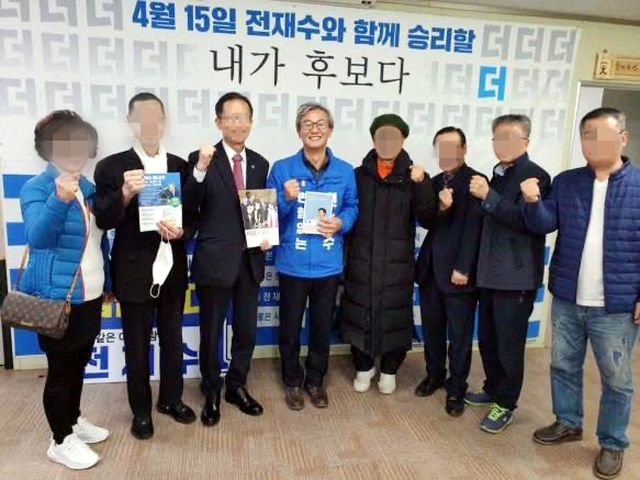 전재수 전 해양수산부 장관이 한학자 통일교 총재의 자서전을 들고 있다. 전 전 장관 페이스북 캡처
