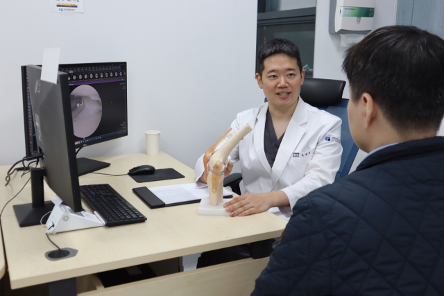 반월상 연골판은 손상 초기에는 통증이 있다가 호전된 것 같다는 착각을 줄 수 있어 주의가 필요하다. 센텀종합병원 관절센터 노상명 과장은 “제때 치료받지 않으면 관절 내부 연골이 점점 손상되면서 퇴행성 관절염으로 이어질 수도 있다”고 설명했다. 센텀종합병원 제공