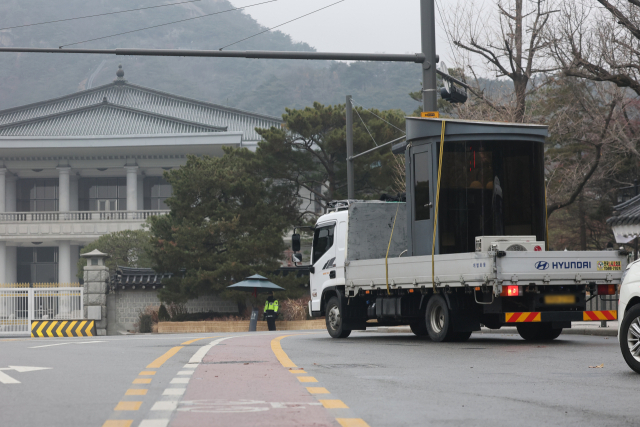 20일 서울 종로구 청와대 앞에서 초소 시설을 실은 차량이 이동하고 있다. 대통령실은 이번 달 말까지 청와대 이주를 마칠 예정이다. 연합뉴스