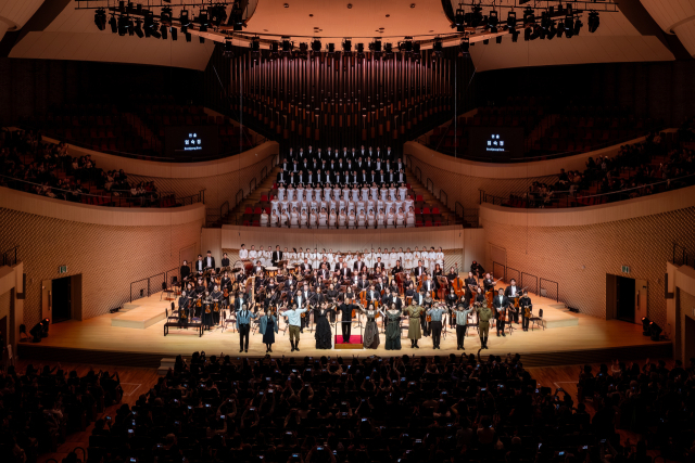 부산콘서트홀이 지난 19~20일 선보인 콘서트 오페라 ‘카르멘’ 공연이 끝난 후 전 출연진이 커튼콜을 선보이는 모습. 클래식부산 제공