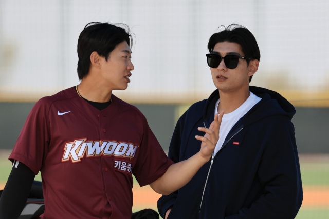 MLB 샌디에이고 파드리스와 입단 계약을 맺은 송성문(왼쪽)과 2025 세계 올스타에 선정된 샌프란시스코의 이정후. 연합뉴스