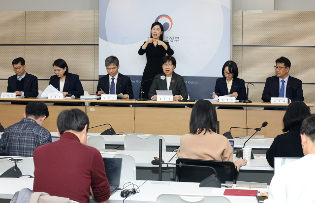 정은경 보건복지부 장관이 지난 16일 정부세종청사 보건복지부 브리핑실에서 2026년 주요 정책 추진계획에 관해 설명하고 있다. 연합뉴스